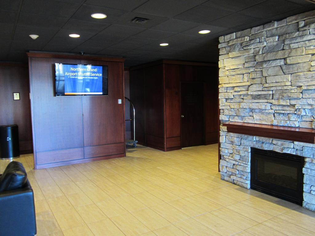 Ramada By Wyndham Northern Grand Hotel & Conference Centre Fort St. John Exteriör bild