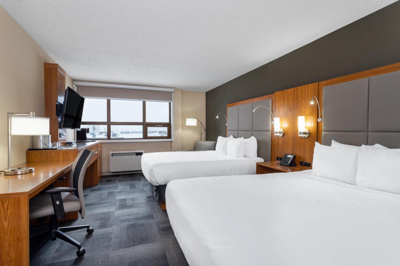 Ramada By Wyndham Northern Grand Hotel & Conference Centre Fort St. John Exteriör bild