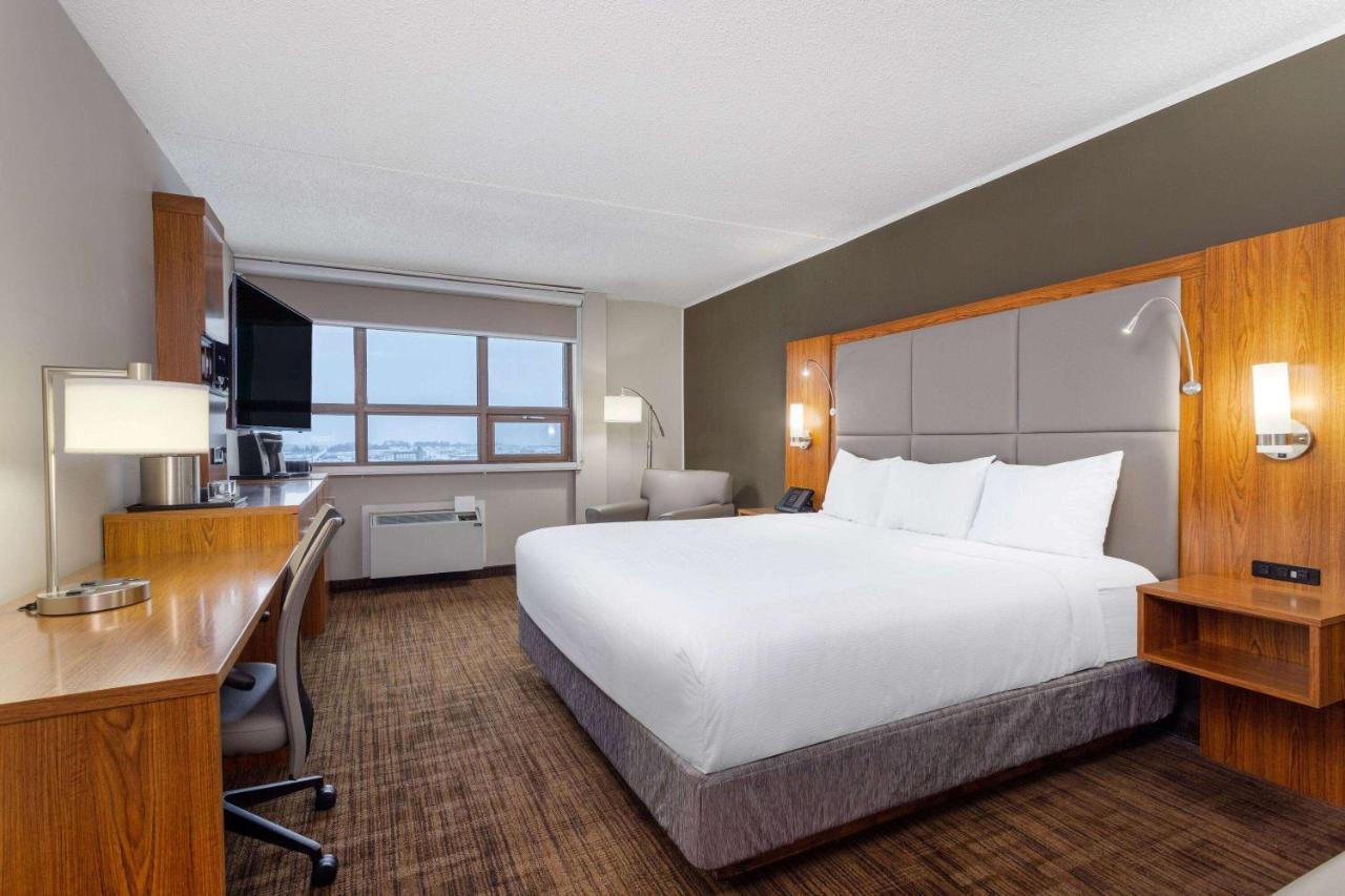 Ramada By Wyndham Northern Grand Hotel & Conference Centre Fort St. John Exteriör bild