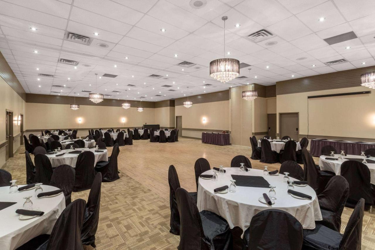 Ramada By Wyndham Northern Grand Hotel & Conference Centre Fort St. John Exteriör bild