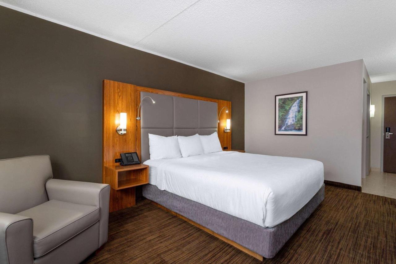 Ramada By Wyndham Northern Grand Hotel & Conference Centre Fort St. John Exteriör bild